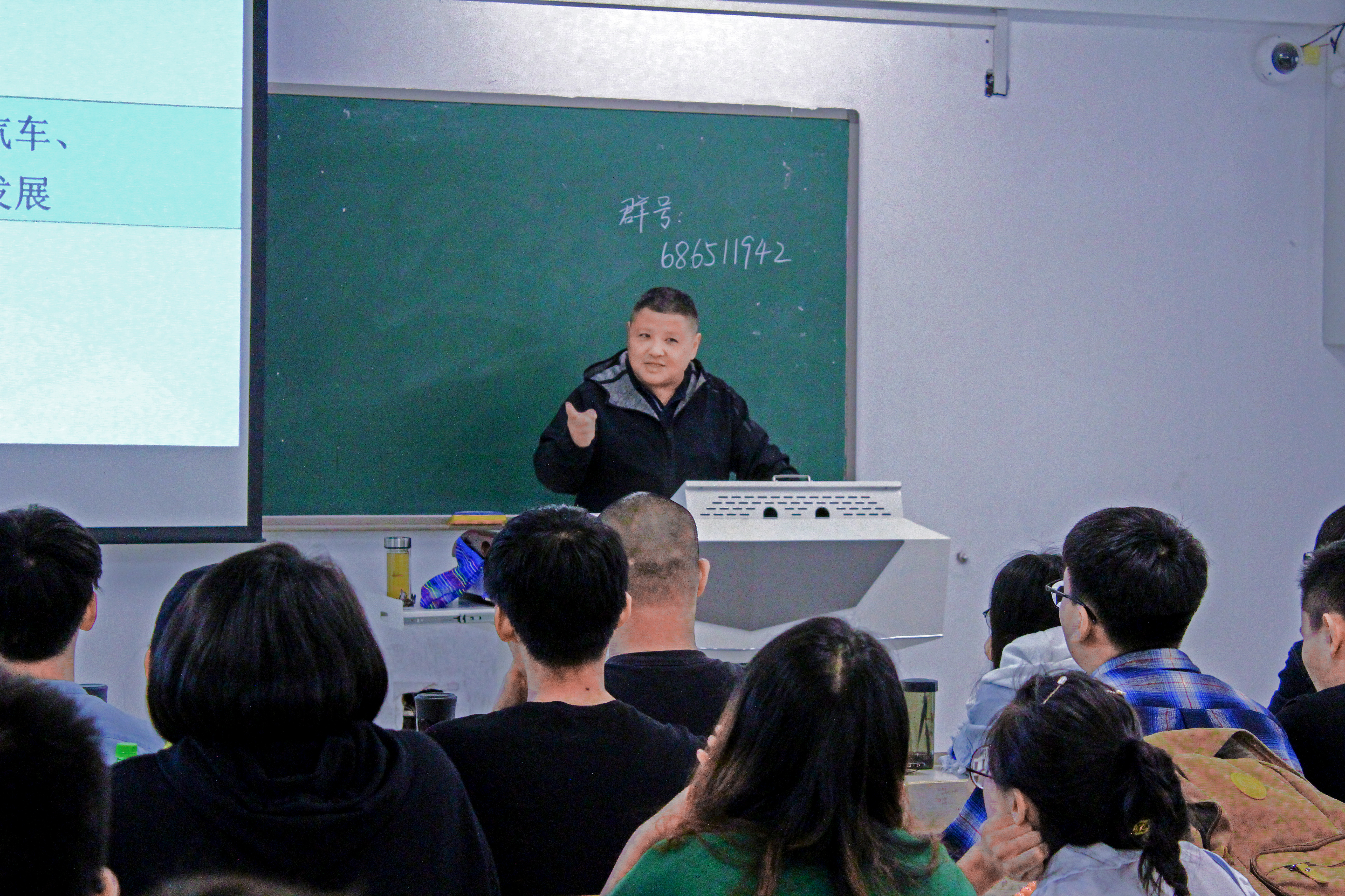 复材系王晓钧教授作“走进材料新世界”演讲