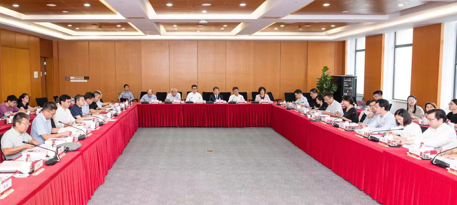 图片5：会议现场.jpg